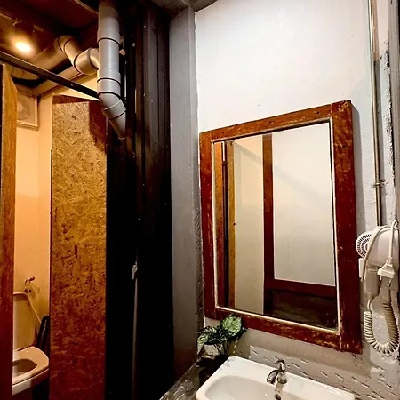 Crew Bangkok Hostel - Room B Near Mrt